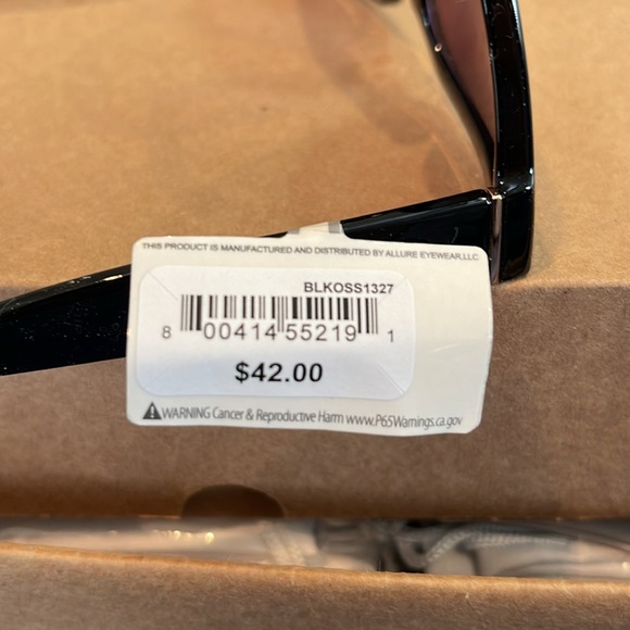 OSCAR de la RENTA
Butterfly Square Sunglasses - Picture 9 of 9